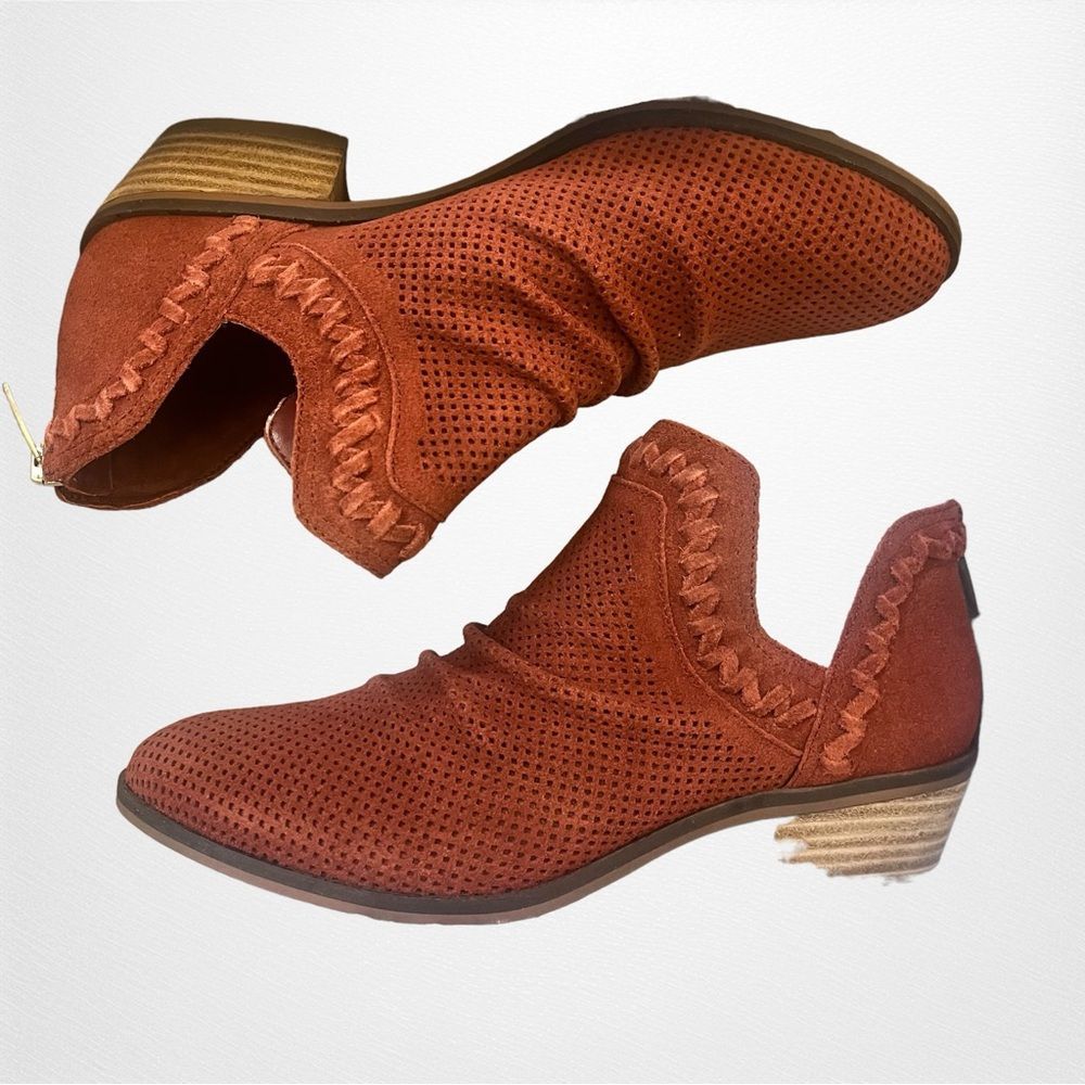 Vince Camuto Nib Palmina Cayenne Perforated Shootie Size 8m